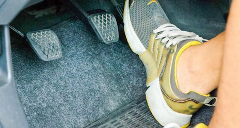 Ô tô bị kẹt chân ga bất ngờ và cách xử lý