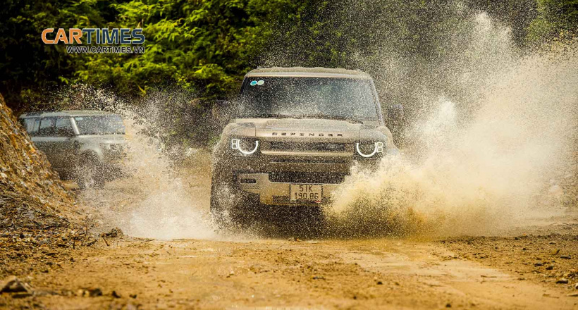“Vác” xế sang offroad Defender đi “săn mây” Tà Xùa