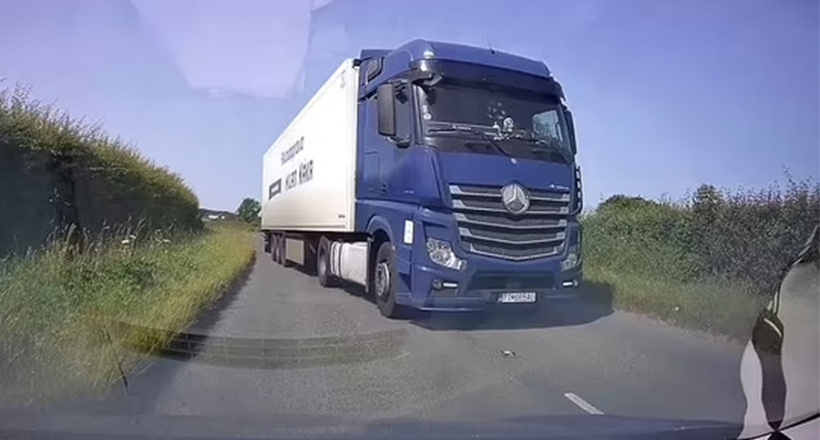 Cú đánh lái thoát tử thần ở tốc độ gần 100 km/h