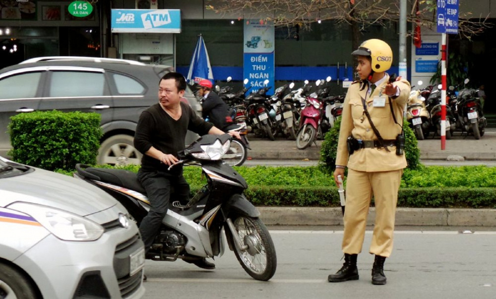 cảnh sát giao thông dừng xe