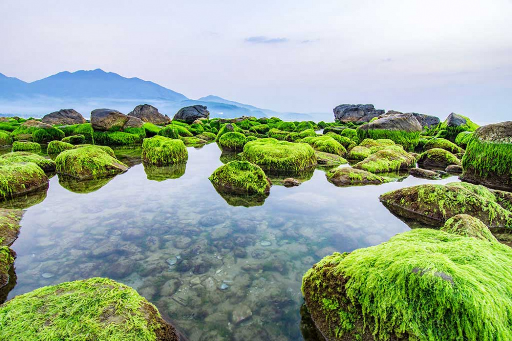 Đi sâu vào làng cổ là hình ảnh ghềnh Nam Ô đẹp như tranh vẽ