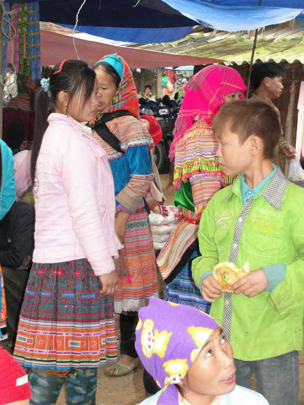 Chợ phiên cũng là dịp về phố