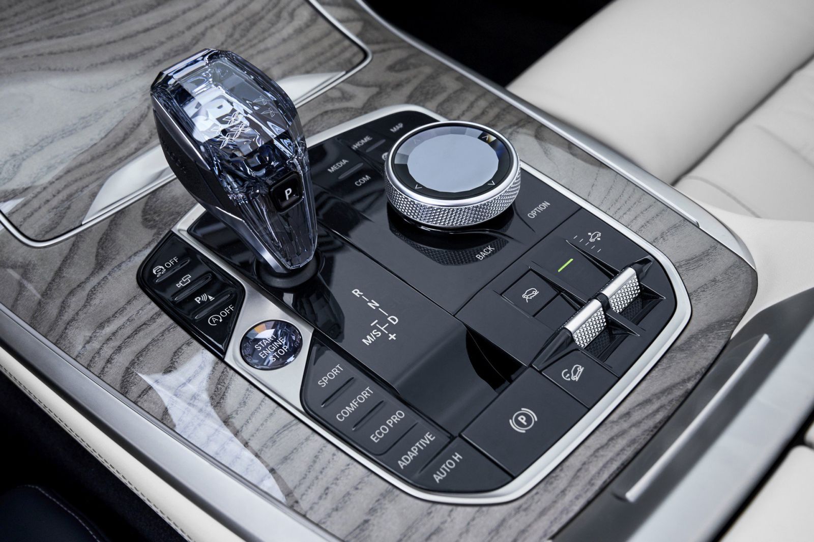 Cần số bằng pha lê trên BMW X7
