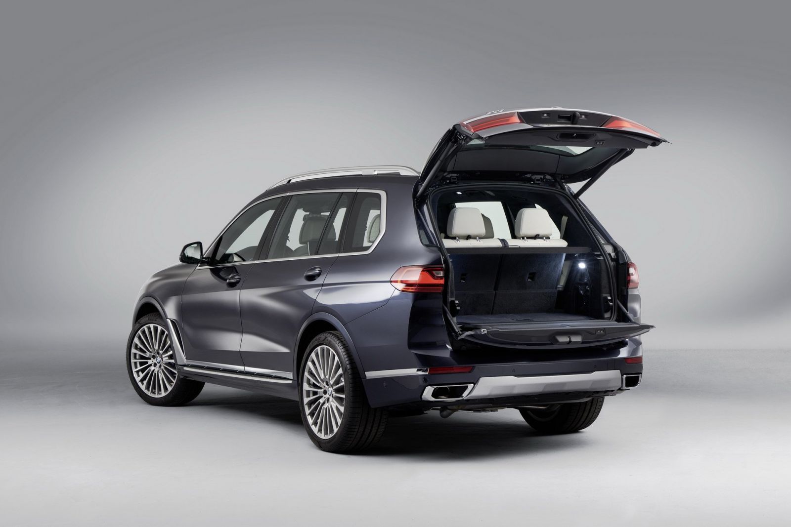 Cốp sau xe BMW X7 chỉnh điện 