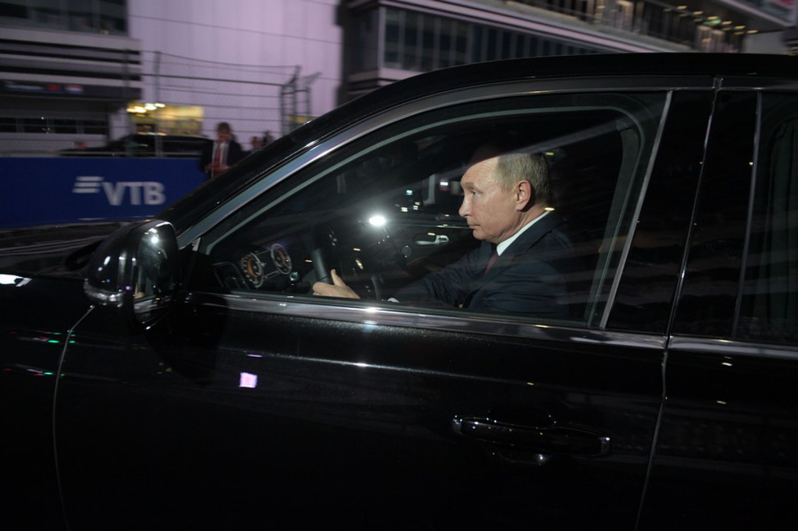 Đích thân Tổng thống Nga Vladimir Putin cầm lái chiếc xe Aurus