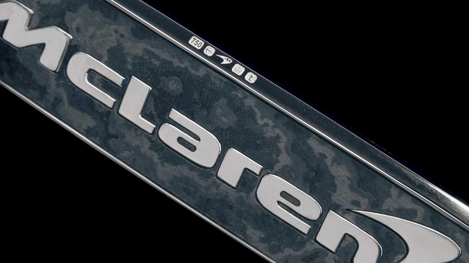 Cận cảnh logo của siêu xe McLaren Speedtail