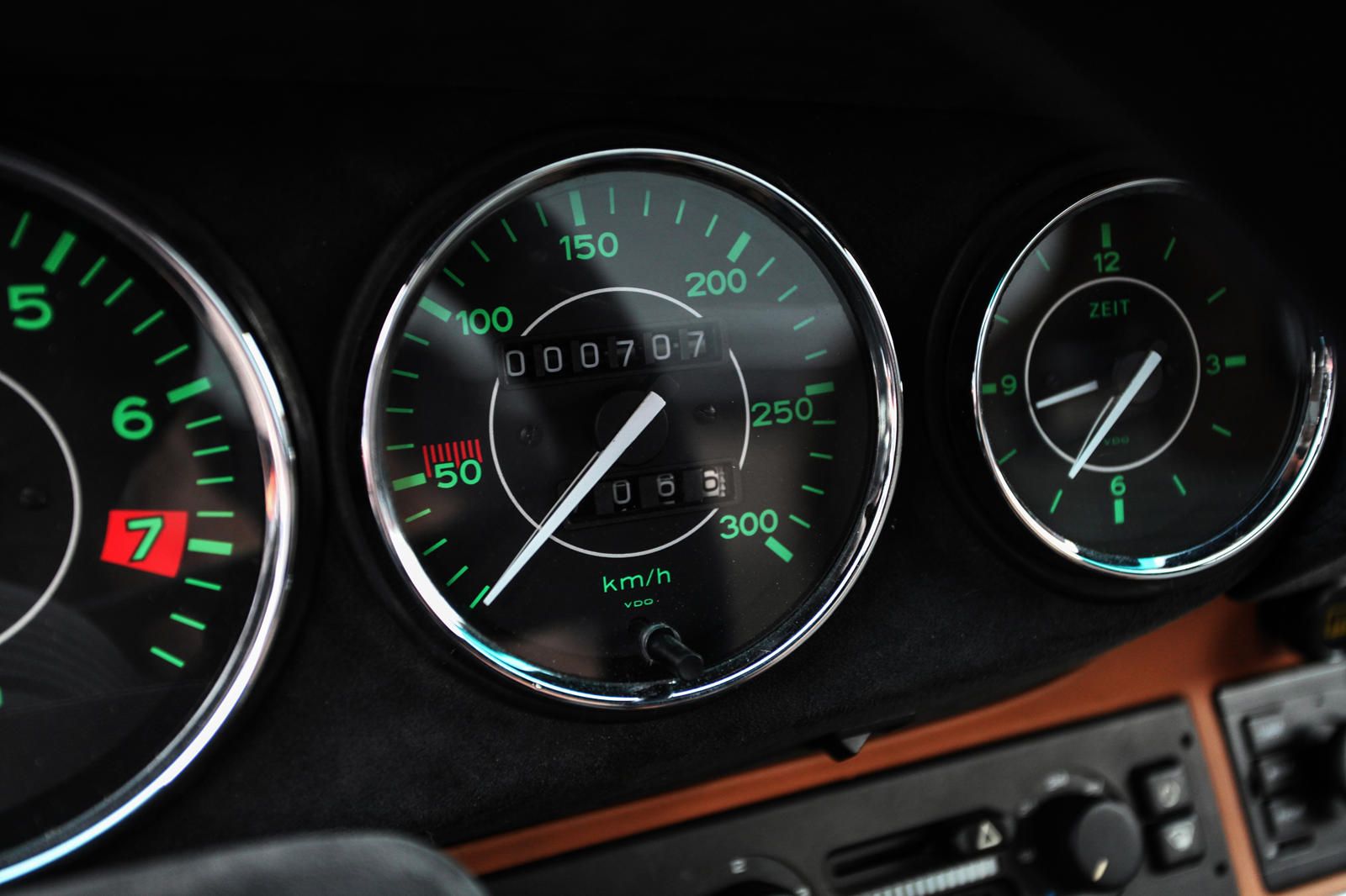 Thiết kế đồng hồ trung tâm xe Porsche 911 964