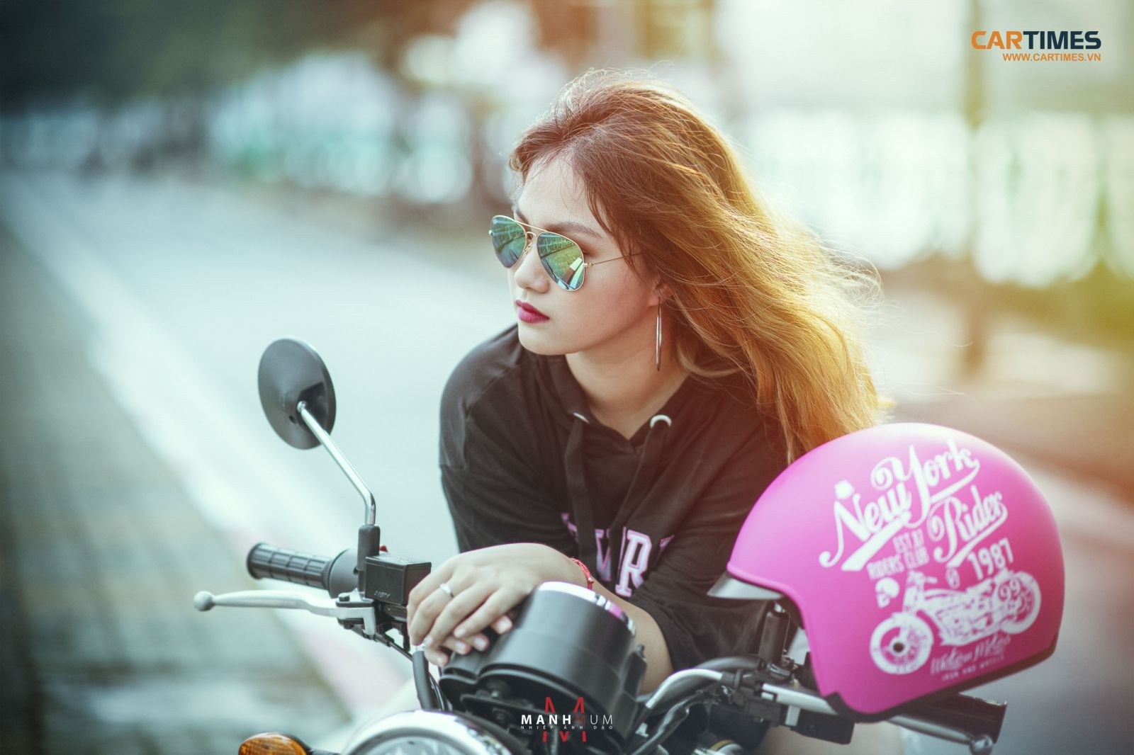 Bóng hồng đi xe côn tay