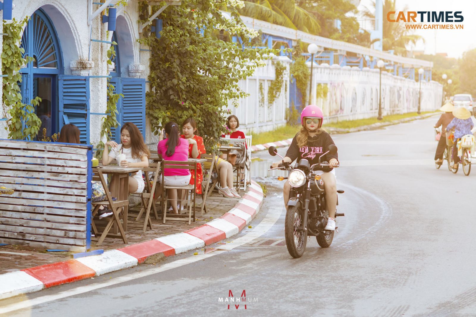 Nguyễn Lê Khánh Linh bên xe Kawasaki W175