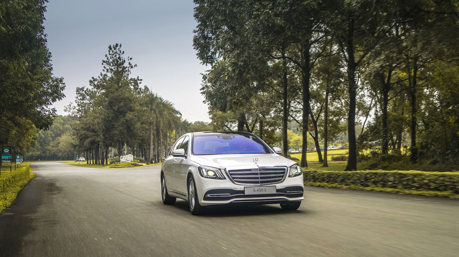 Những chiếc xe sang Mercedes S-Class sẽ thu hút mọi ánh nhìn của khách tham quan