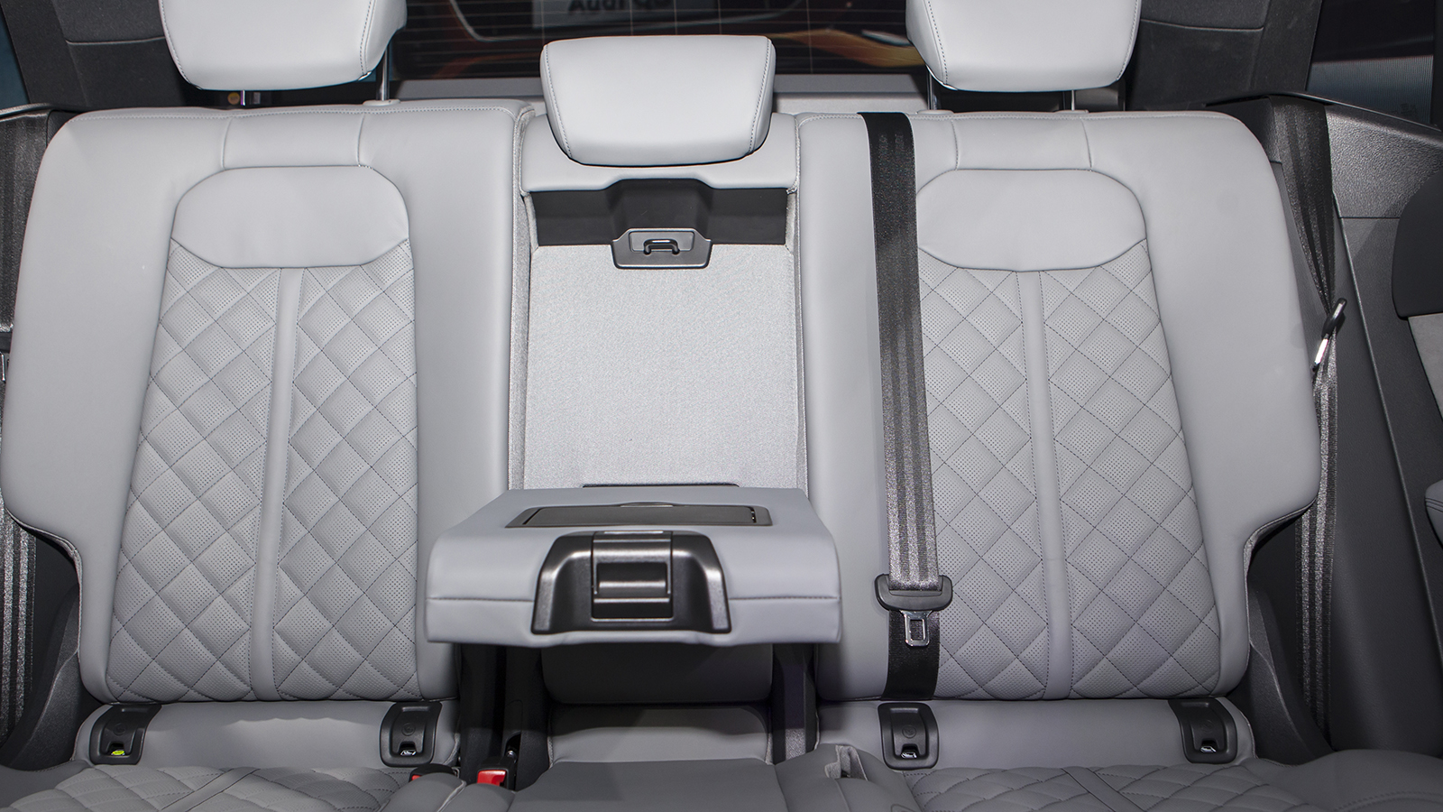 Hàng ghế thứ 2 Audi Q8