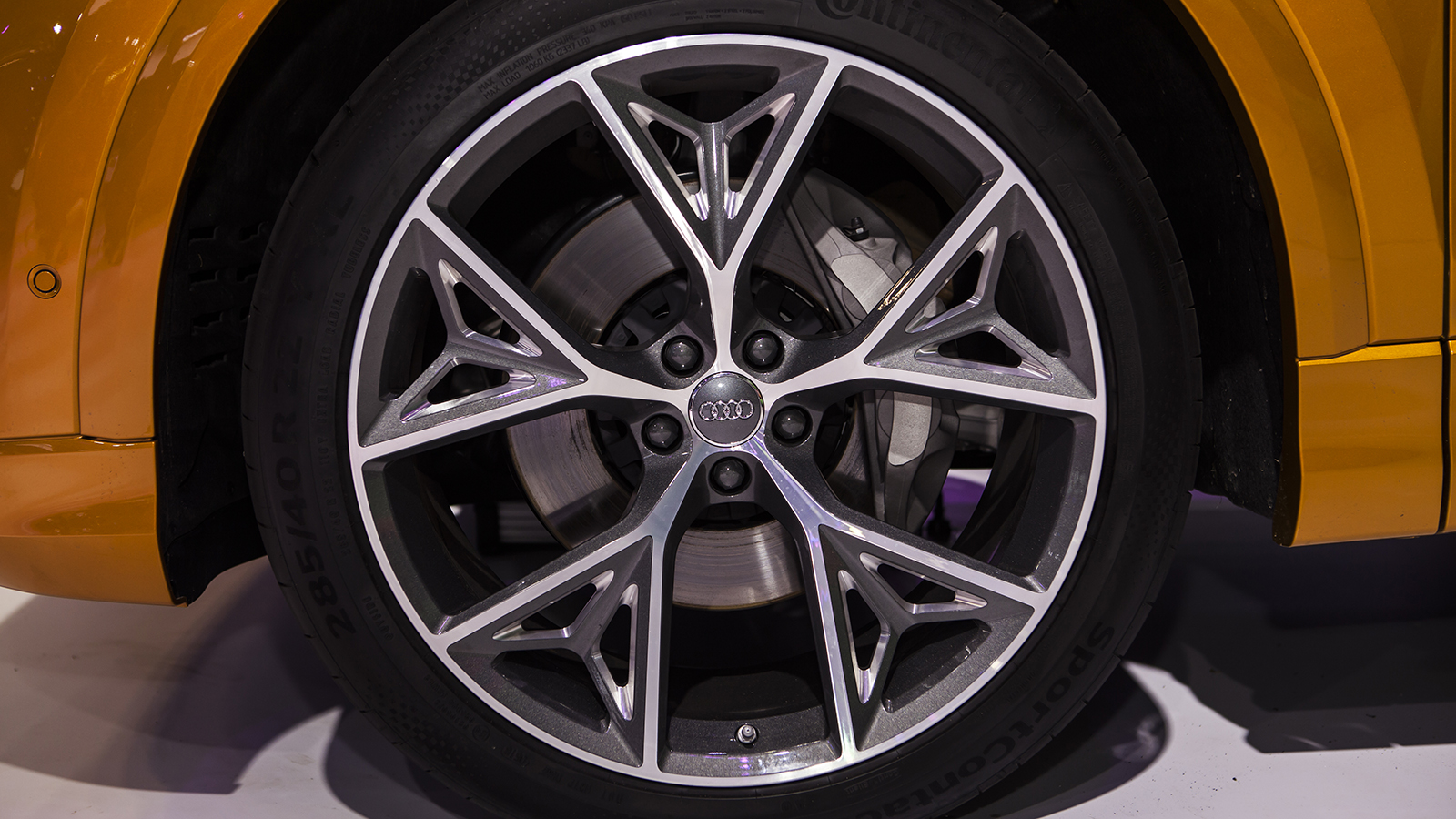 La zăng Audi Q8