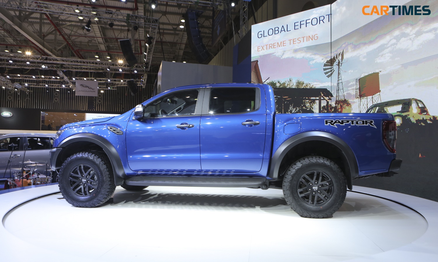 Phía bên hông xe Ford Ranger Raptor 2018