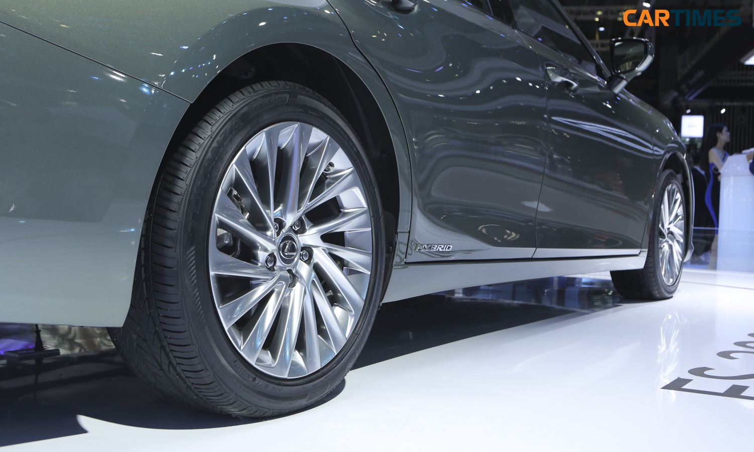 Thiết kế bên hông xe Lexus ES 300h