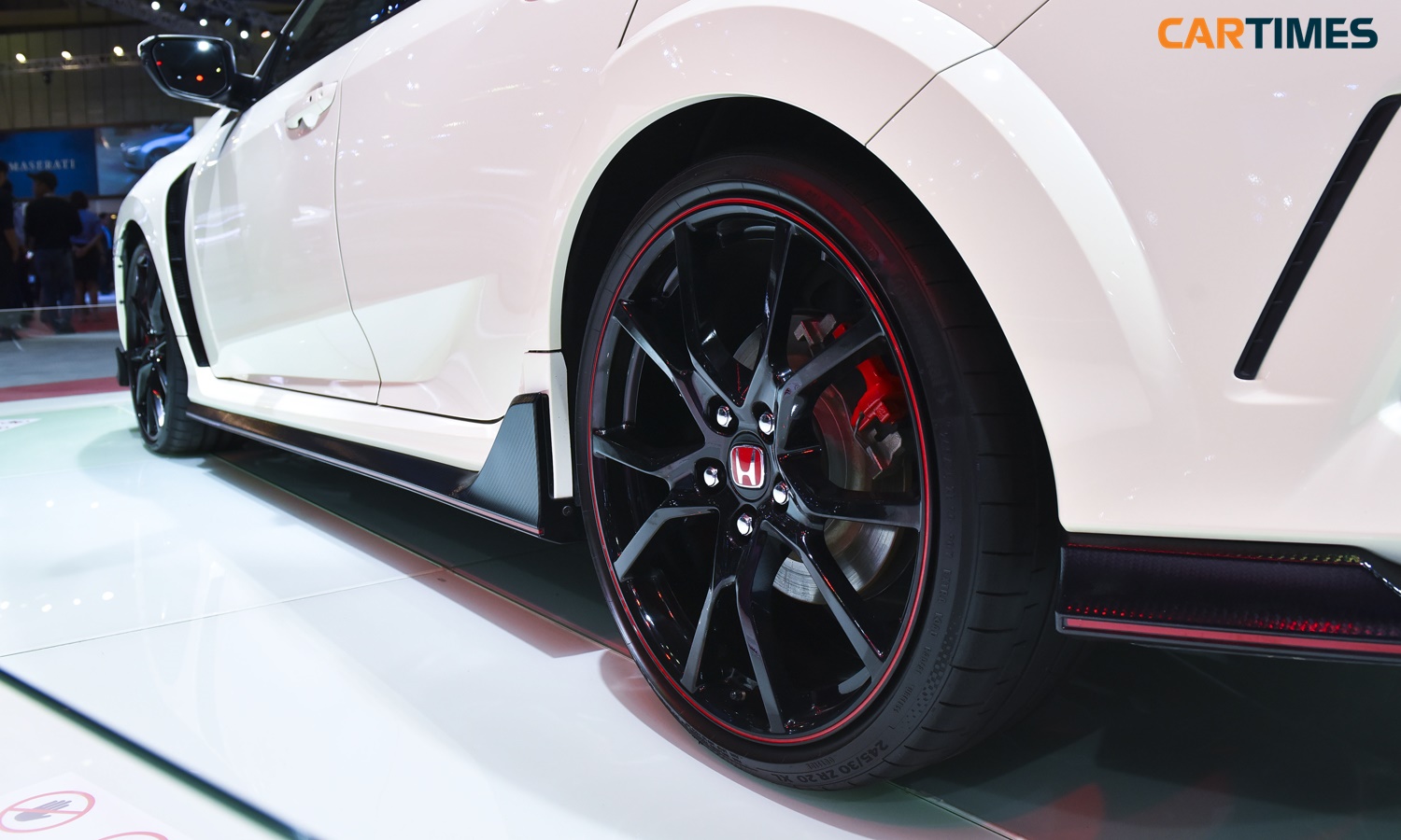 Bên hông xe Honda Civic Type với lườn xe lắp thêm carbon