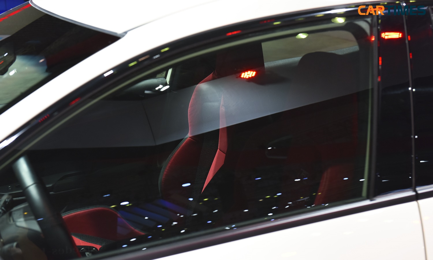 Honda Civic Type R trang bị ghế lái thể thao da lộn màu đỏ