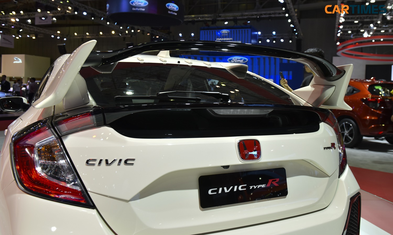 Honda Civic Type R có tới 3 cánh gió