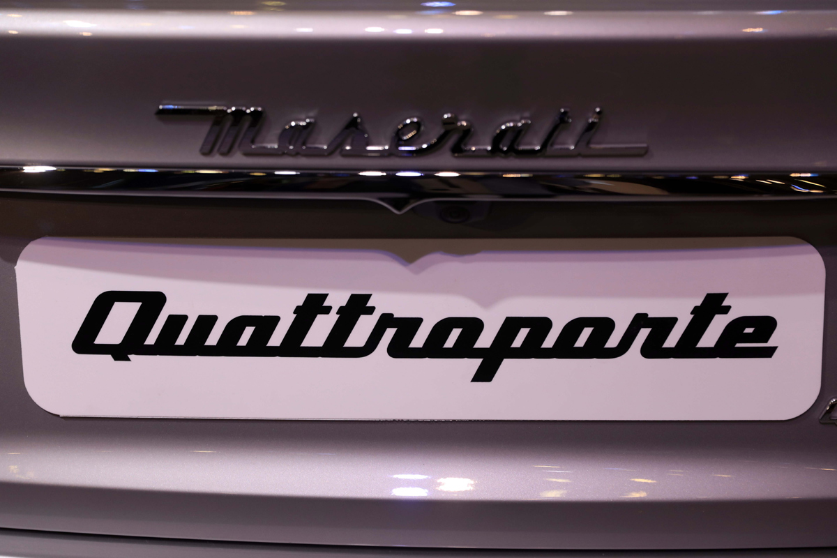 Xe Quattroporte với logo nổi bật