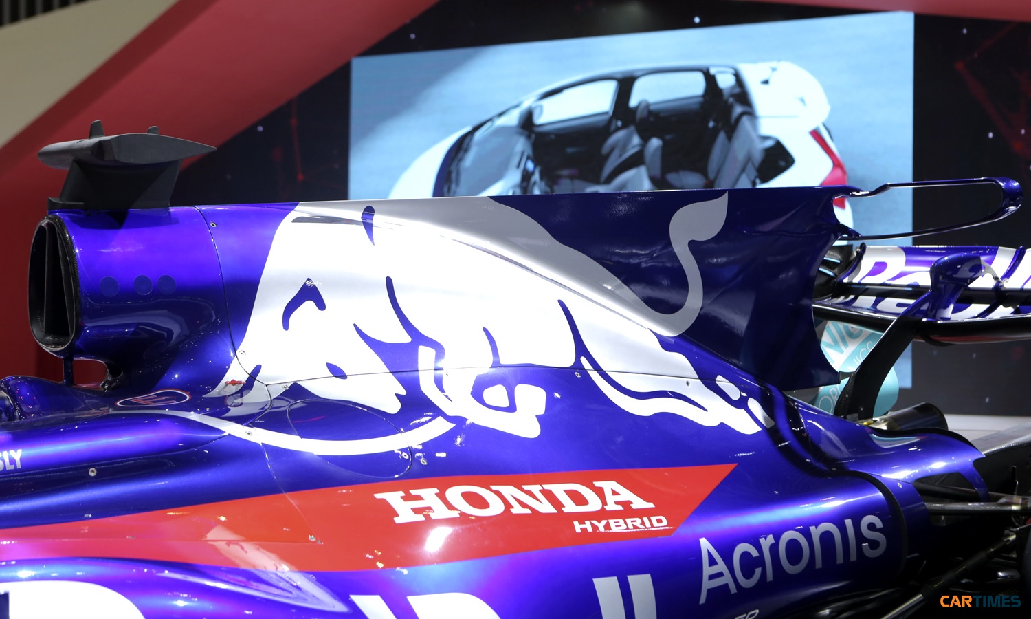 Logo bò tót của RedBull trên xe đua Công thức 1 của Honda