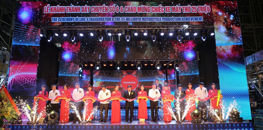 Khách mời và đại diện HVN cắt băng khánh thành