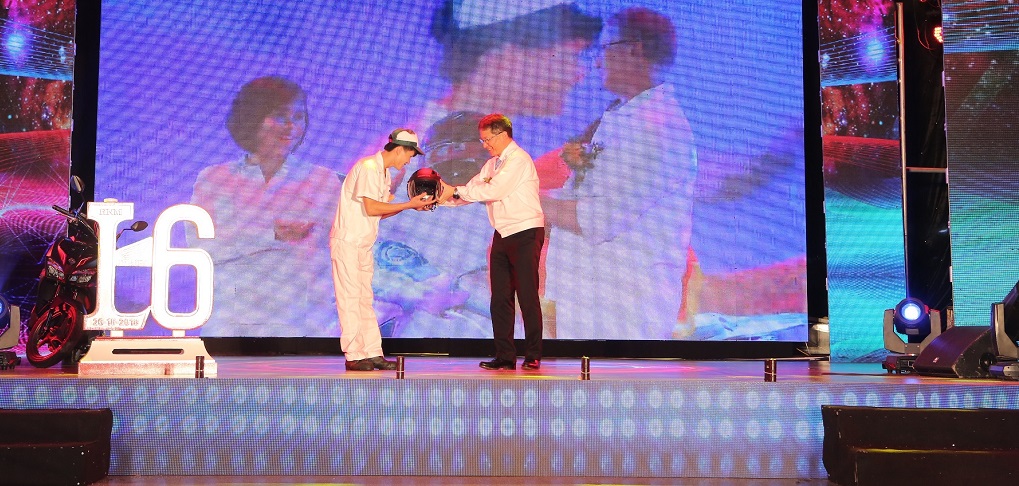 Ông Toshio Kuwahara trao chiếc mũ bảo hiểm cảm ơn cho những nỗ lực và đóng góp của nhân viên
