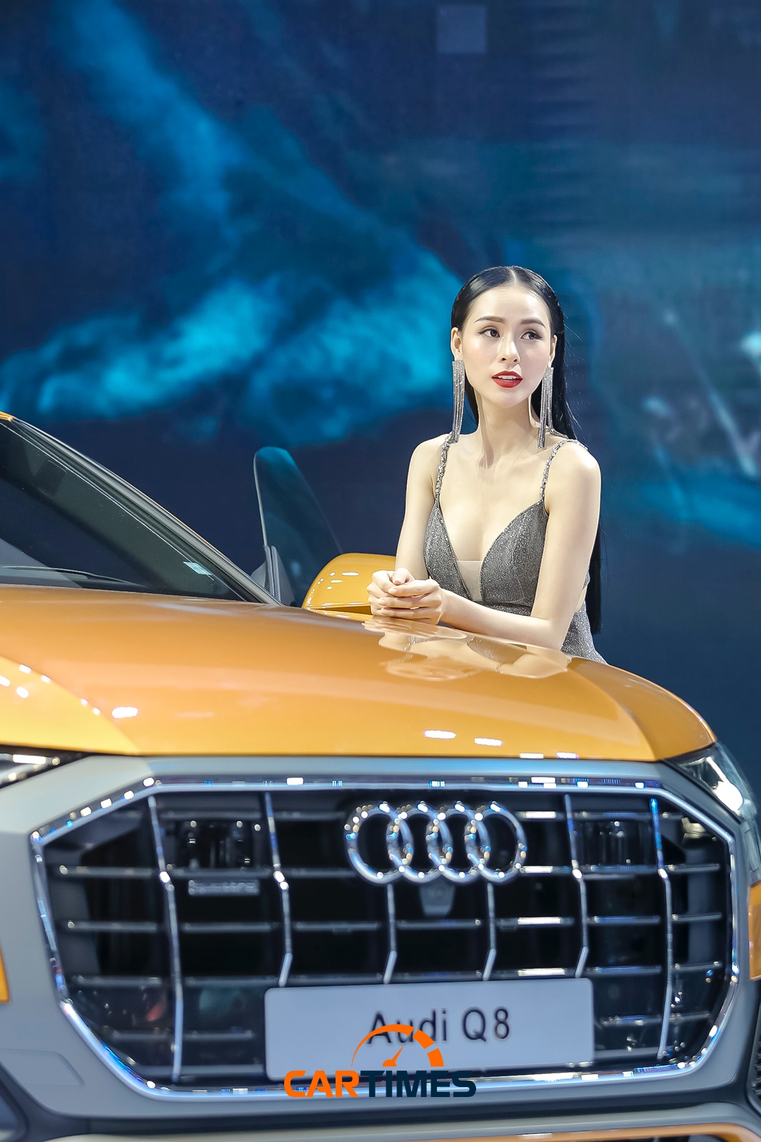 Người mẫu bên cạnh mẫu SUV Audi Q8