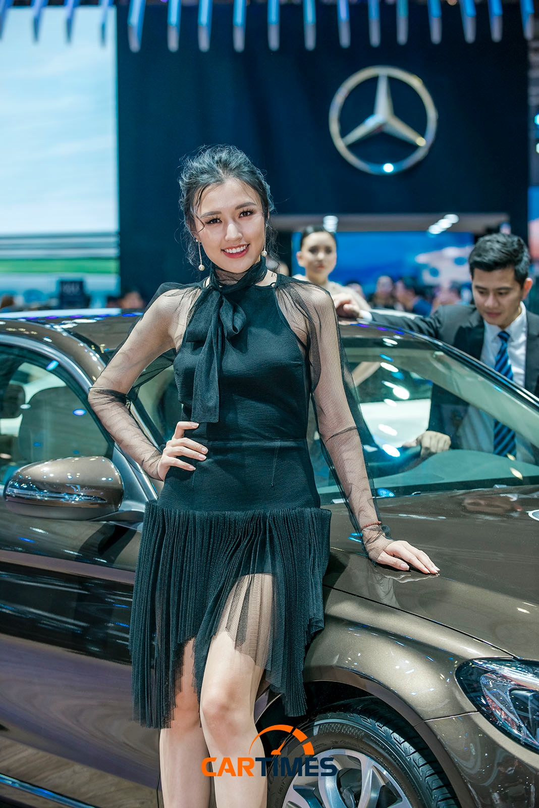 Người đẹp tại gian hàng của Mercedes-Benz