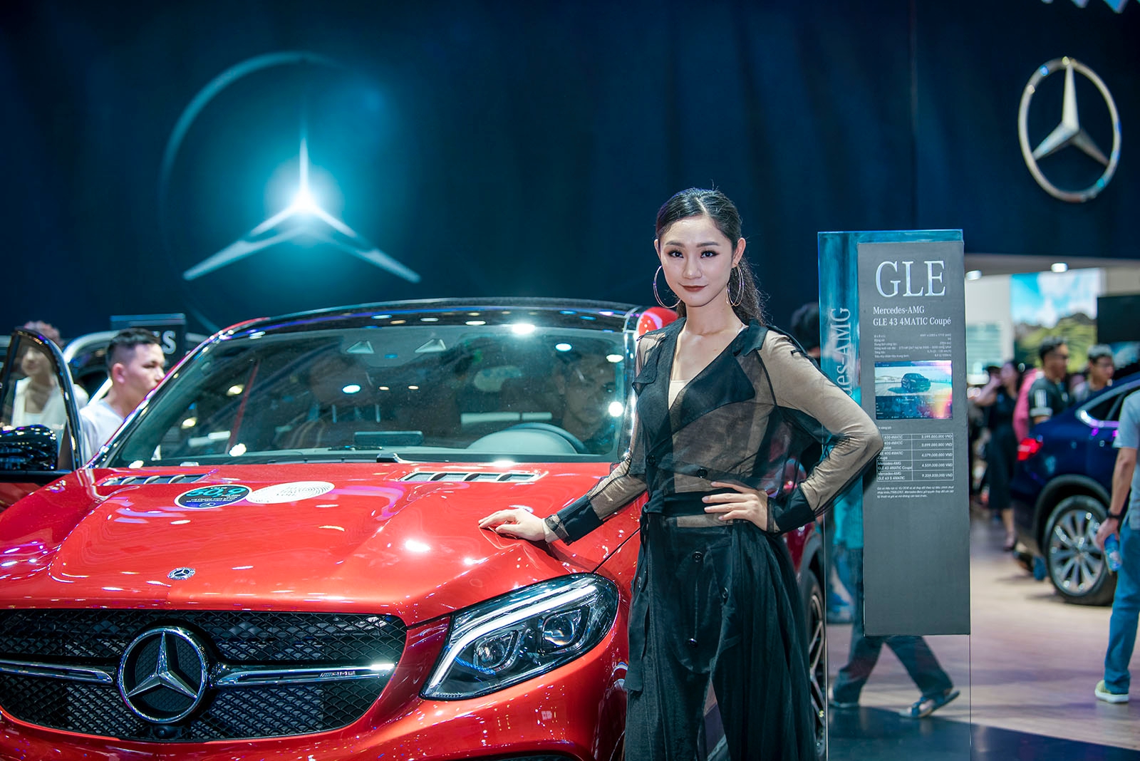Người mẫu của gian trưng bày Mercedes-Benz