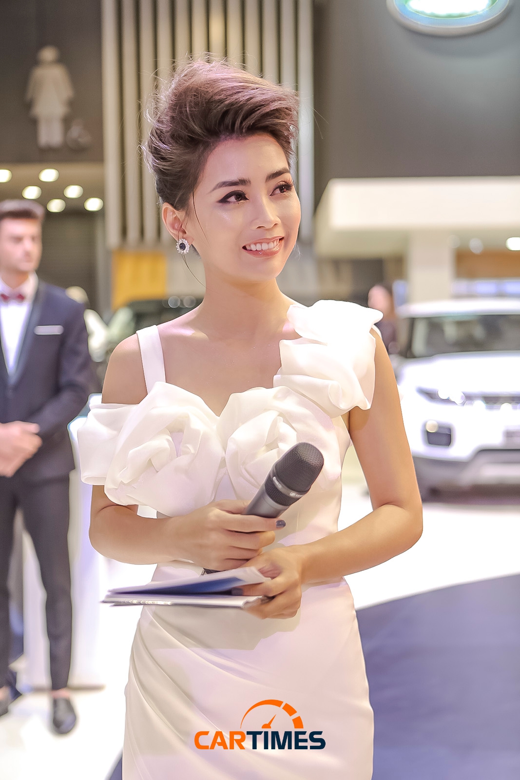 MC xinh đẹp tại gian trưng bày của Jaguar Land Rover