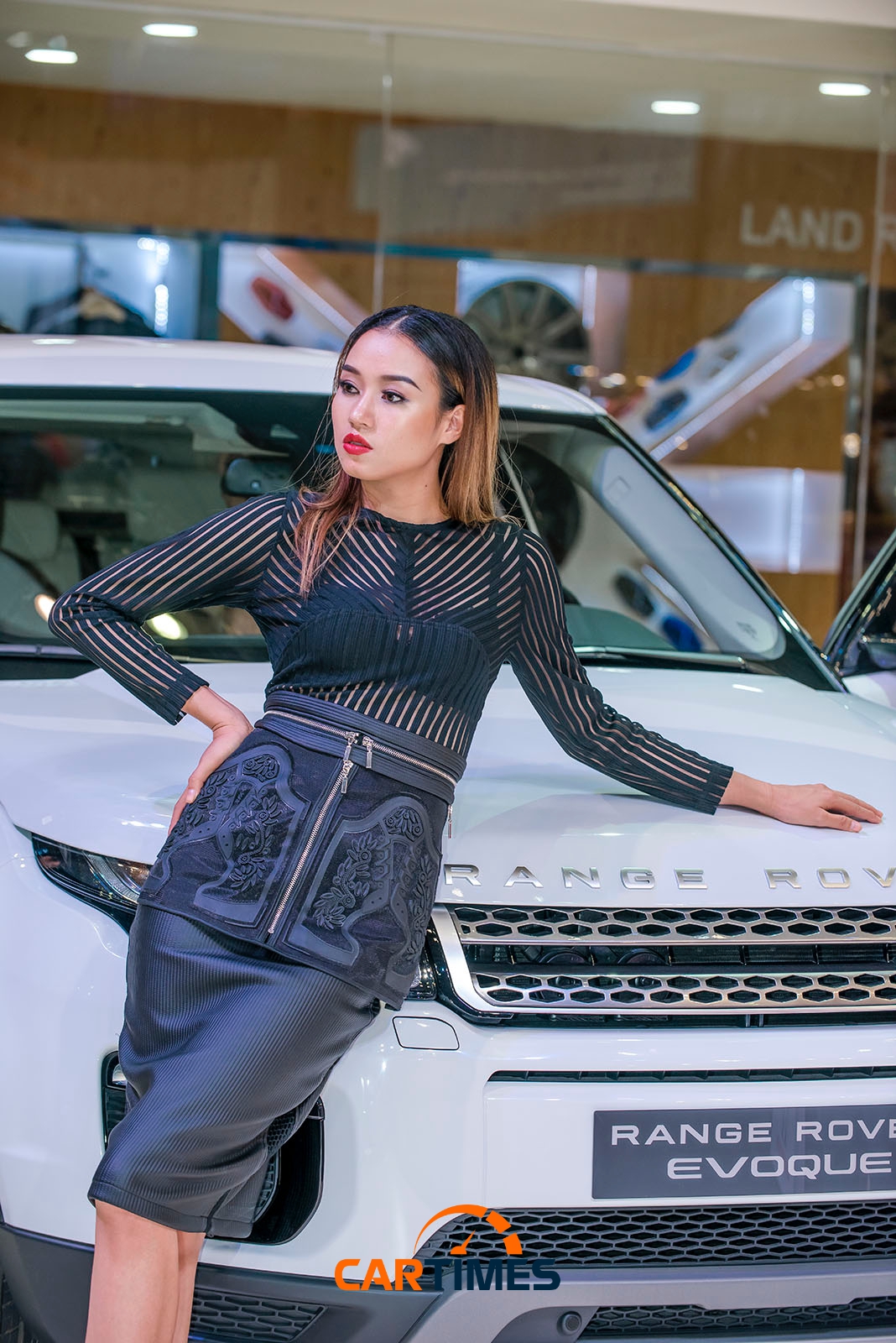 Người đẹp bên cạnh Range Rover Ẻvoque