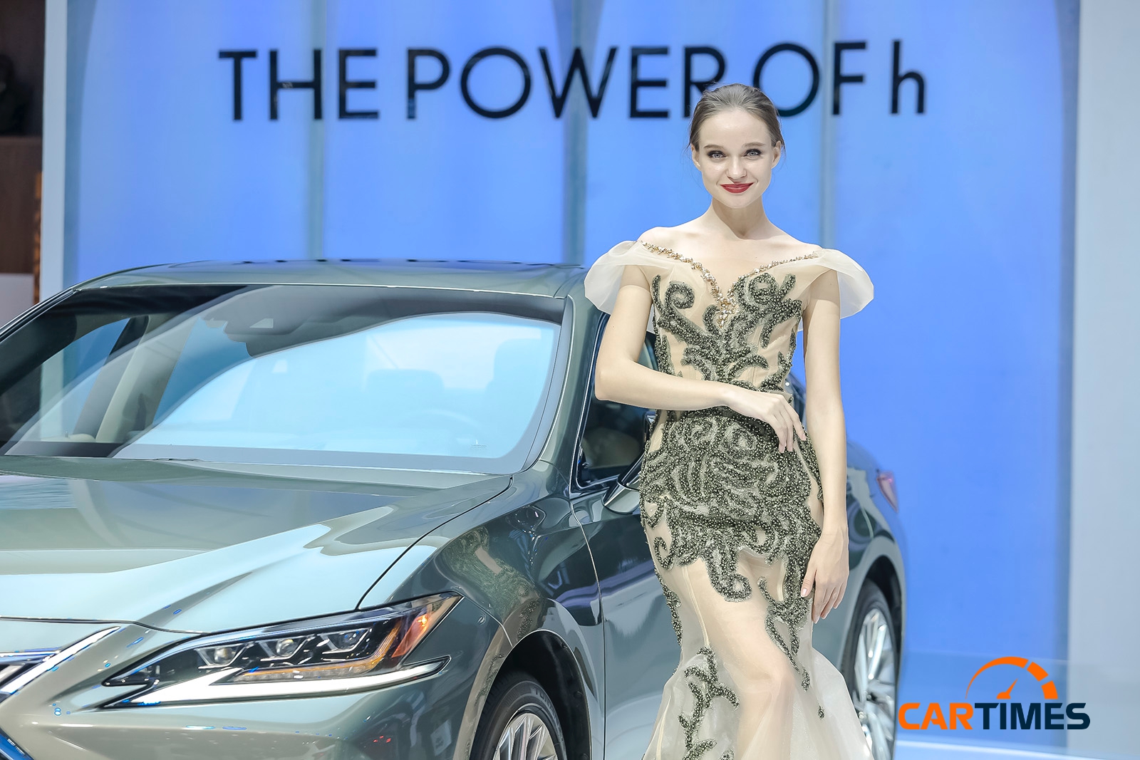Mẫu "Tây" bên cạnh mẫu sedan hạng sang Lexus ES 300h