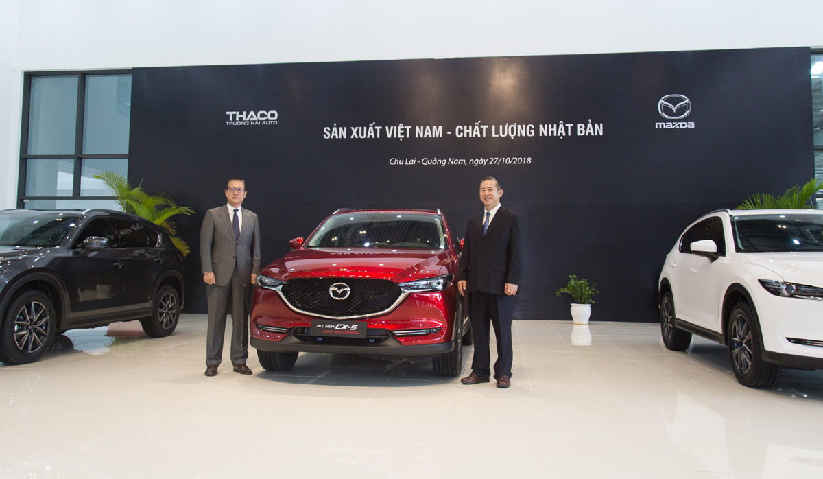 Lãnh đạo Mazda cạnh chiếc CX-5 với màu sơn mới