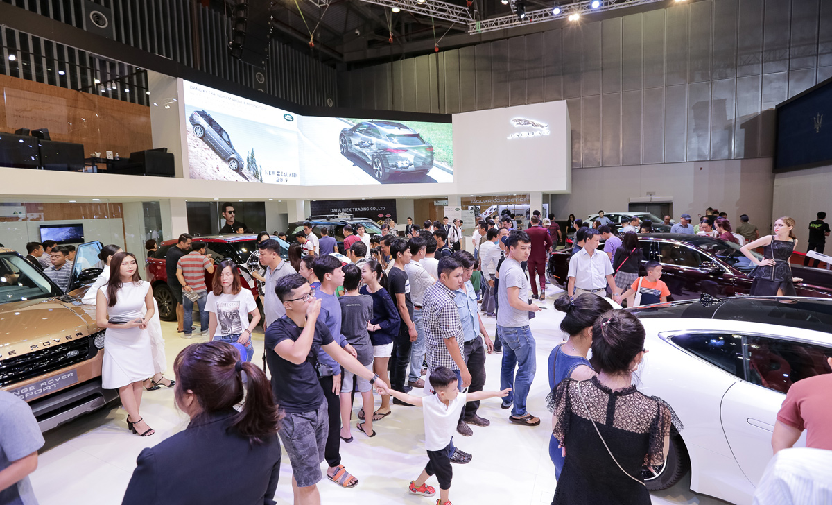 Đông đảo khách hàng đến tham quan các gian hàng tại Vietnam Motor  Show 2018