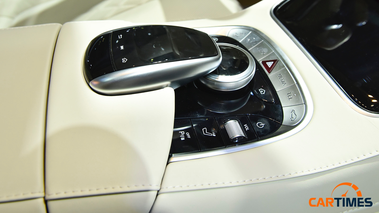 Cần số và núm xoay điều khiển trên Mercedes-Benz S450 Coupe