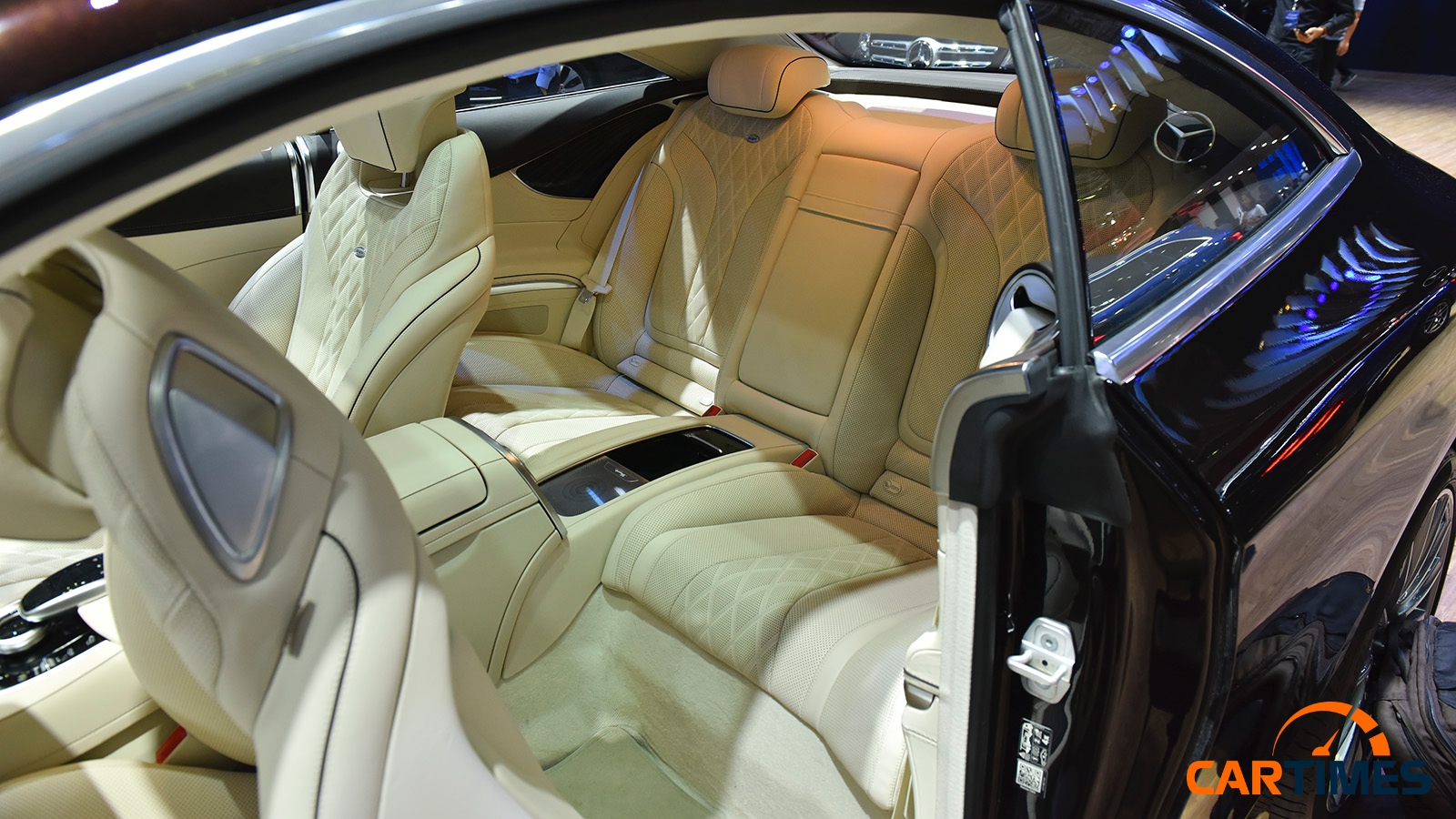 Hàng ghế thứ 2 trên xe Mercedes-Benz S450 Coupe
