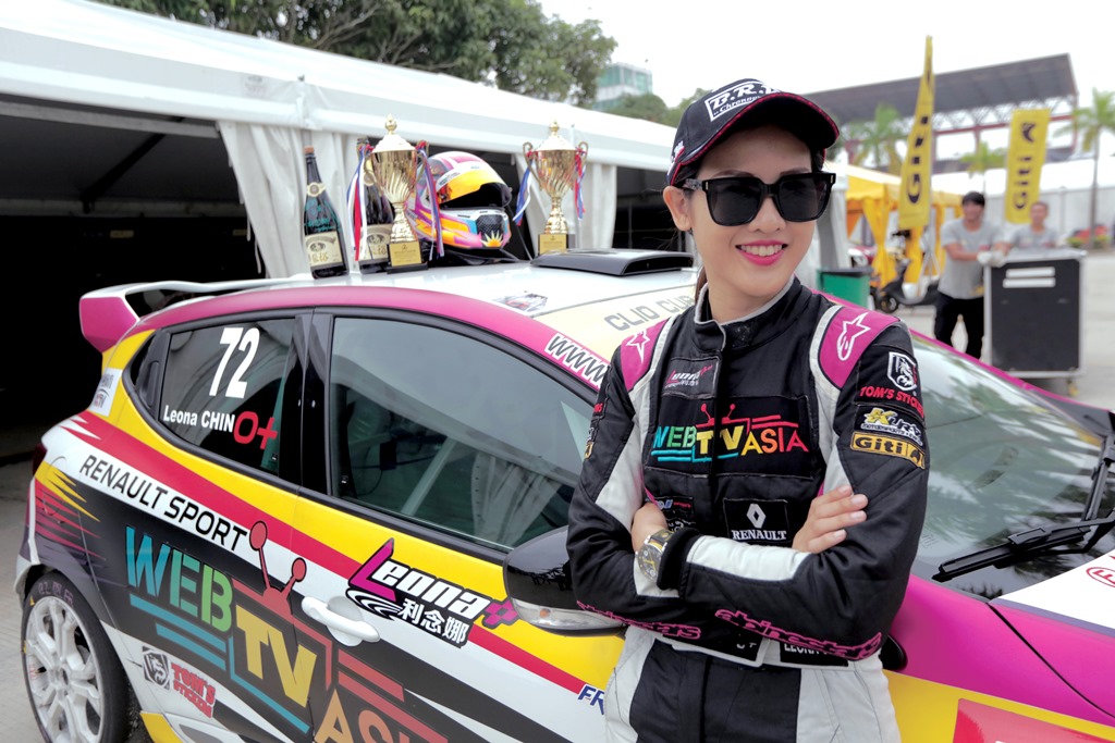 Nữ VĐV xinh đẹp còn tự thành lập doanh nghiệp riêng Kuraz Motorsports và Kuraz Events