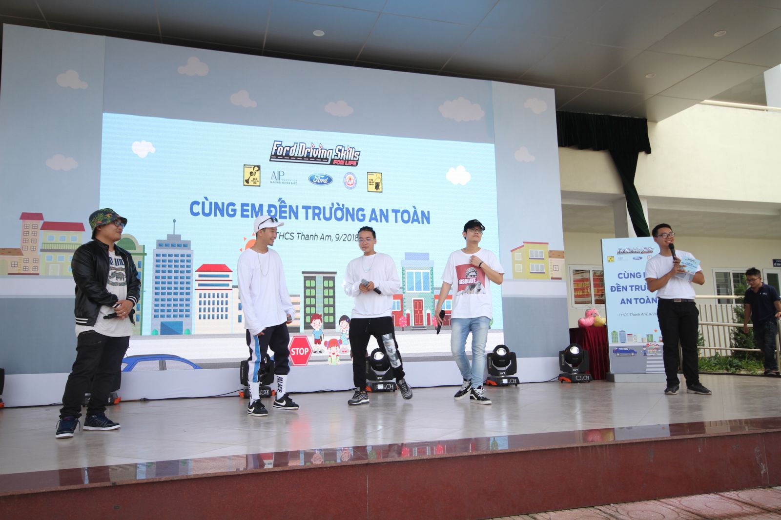 Các nghệ sĩ trẻ tham gia giao lưu và chia sẻ tại sự kiện