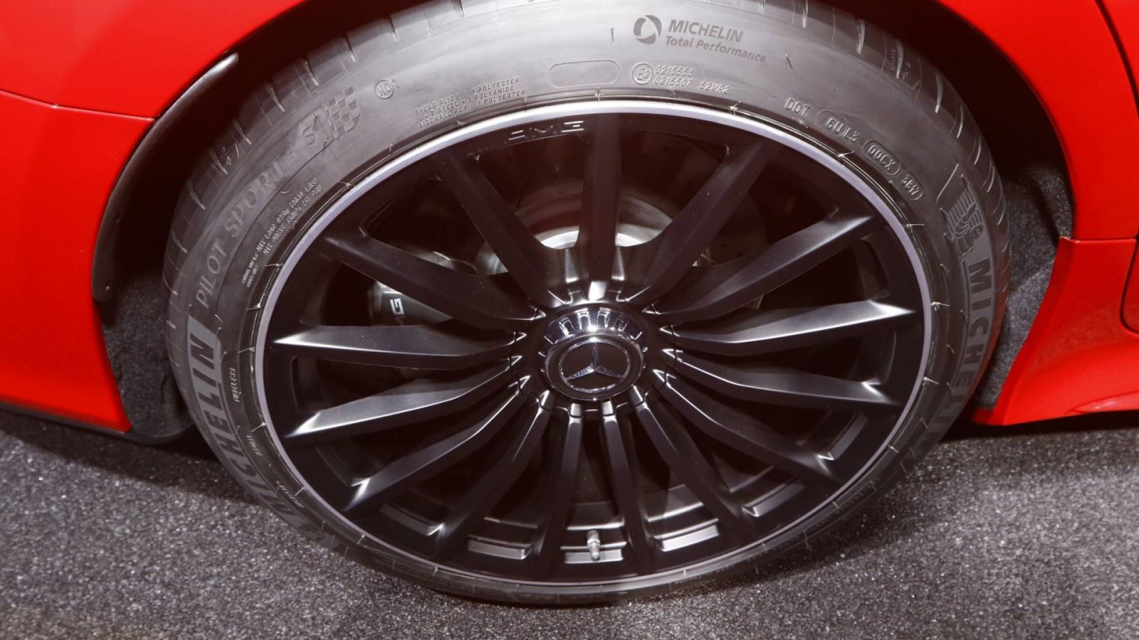 Thiết kế la zăng đa chấu màu đen nhám của xe Mercedes-AMG GT 43 