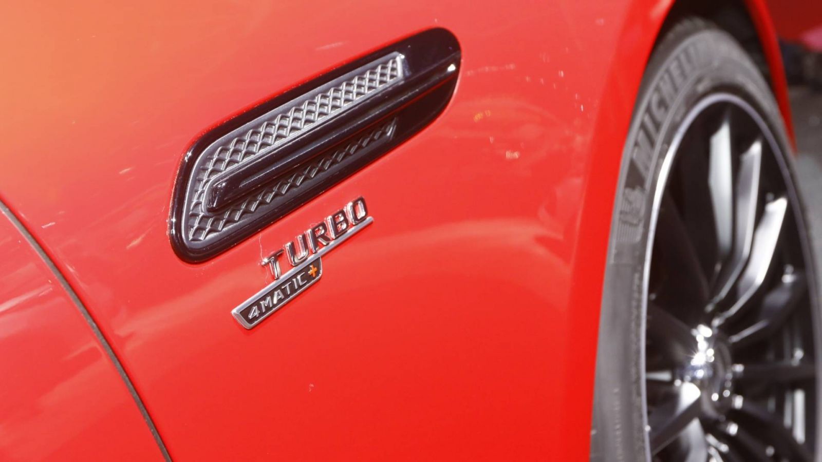 Logo xe Mercedes-AMG GT 43 thể hiện dẫn động 4 bánh và động cơ tăng áp
