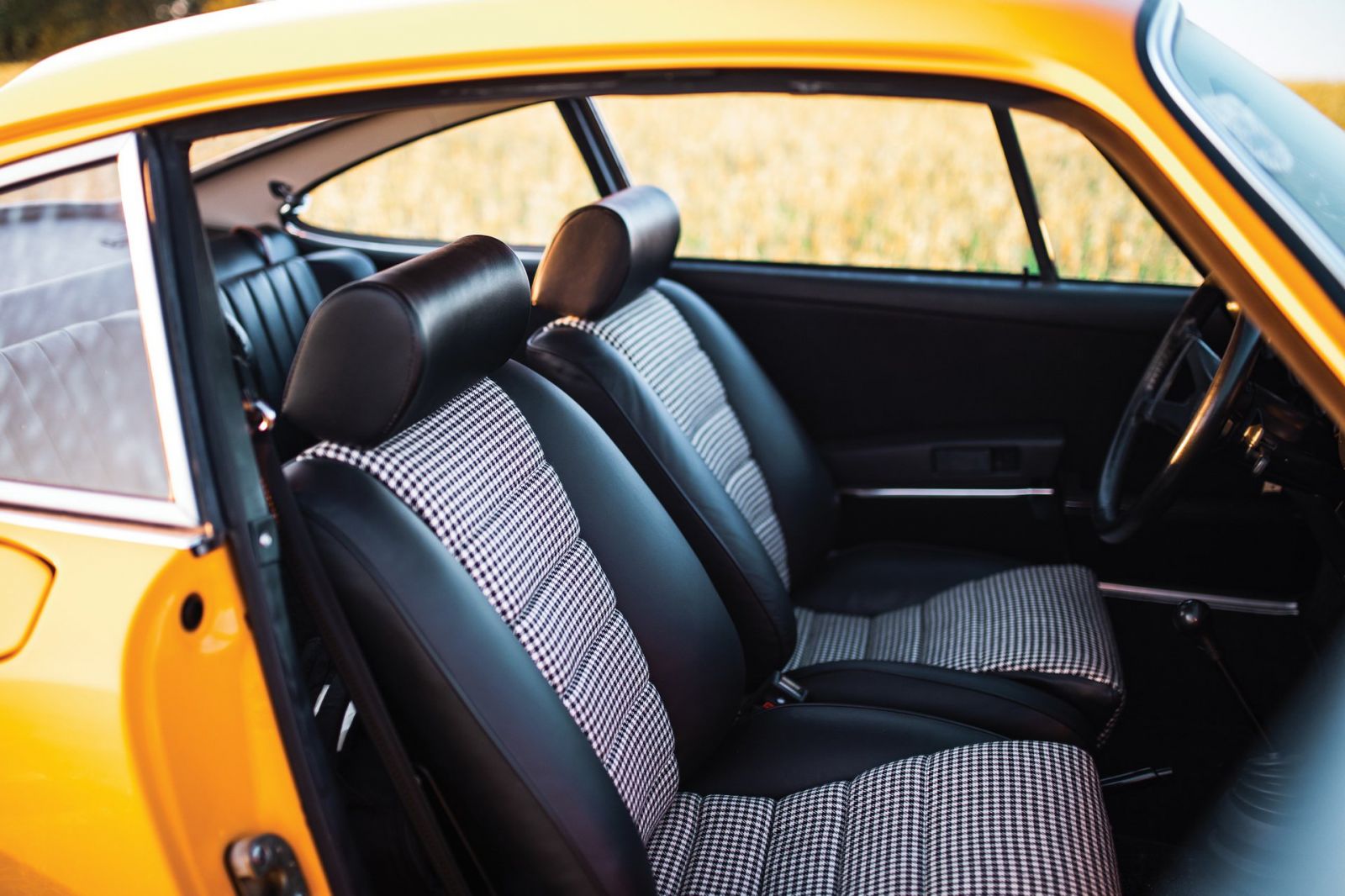 Xe Porsche 911 Carrera RS 2.7 được trang bị ghế da pha vải