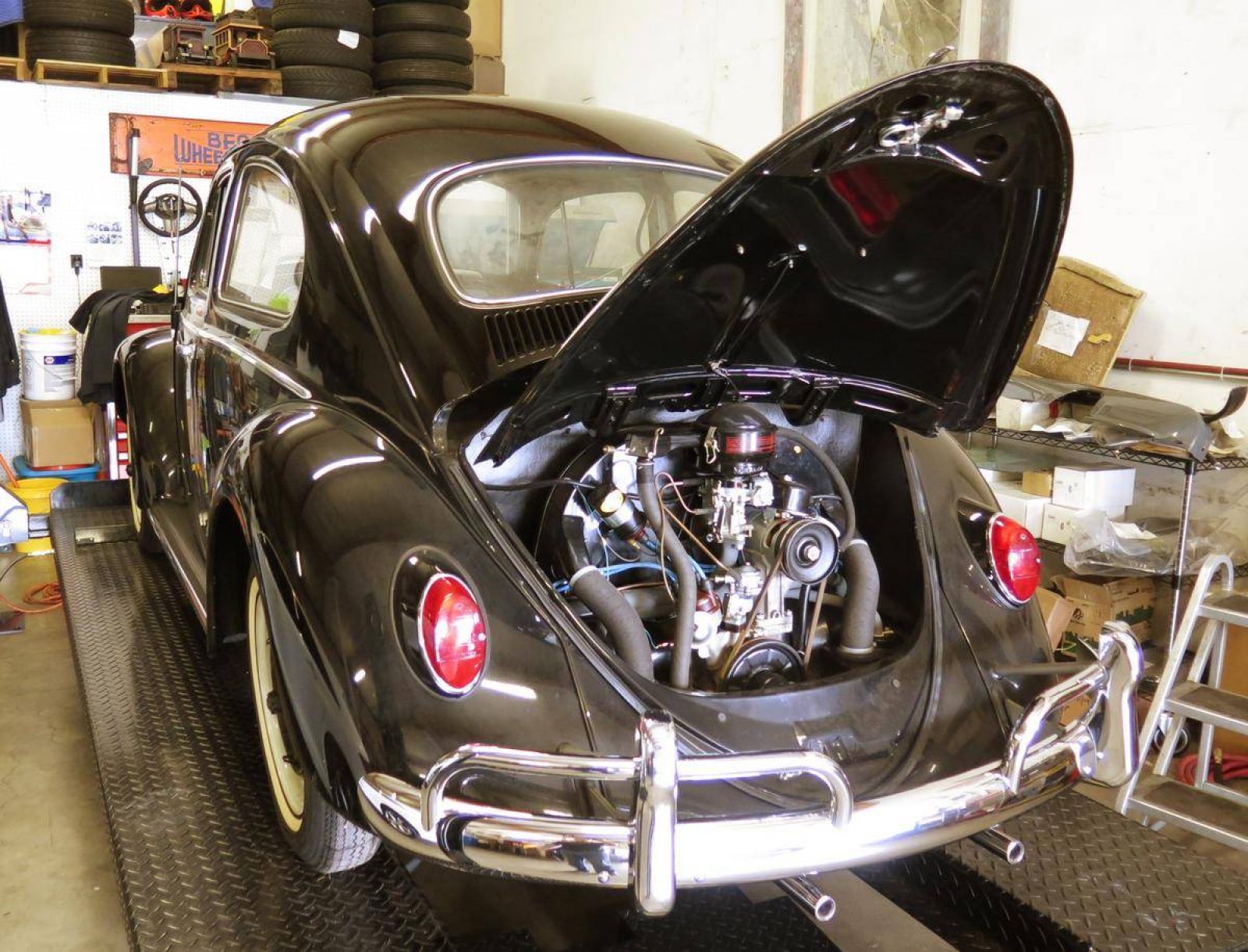 Khoang động cơ xe Volkswagen Beetle 1964 sạch sẽ và mới tinh