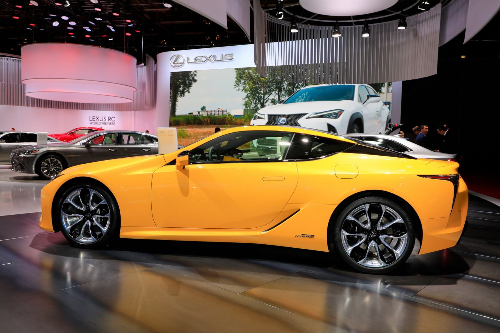 Thiết kế bên hông xe Lexus LC 500h