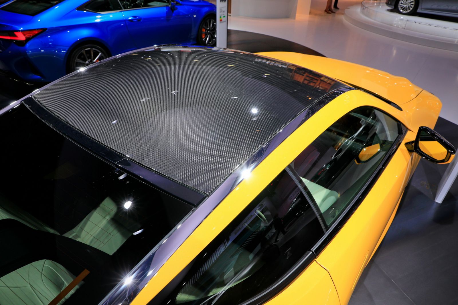 Trần xe Lexus LC 500h được gia cố bằng carbon dệt