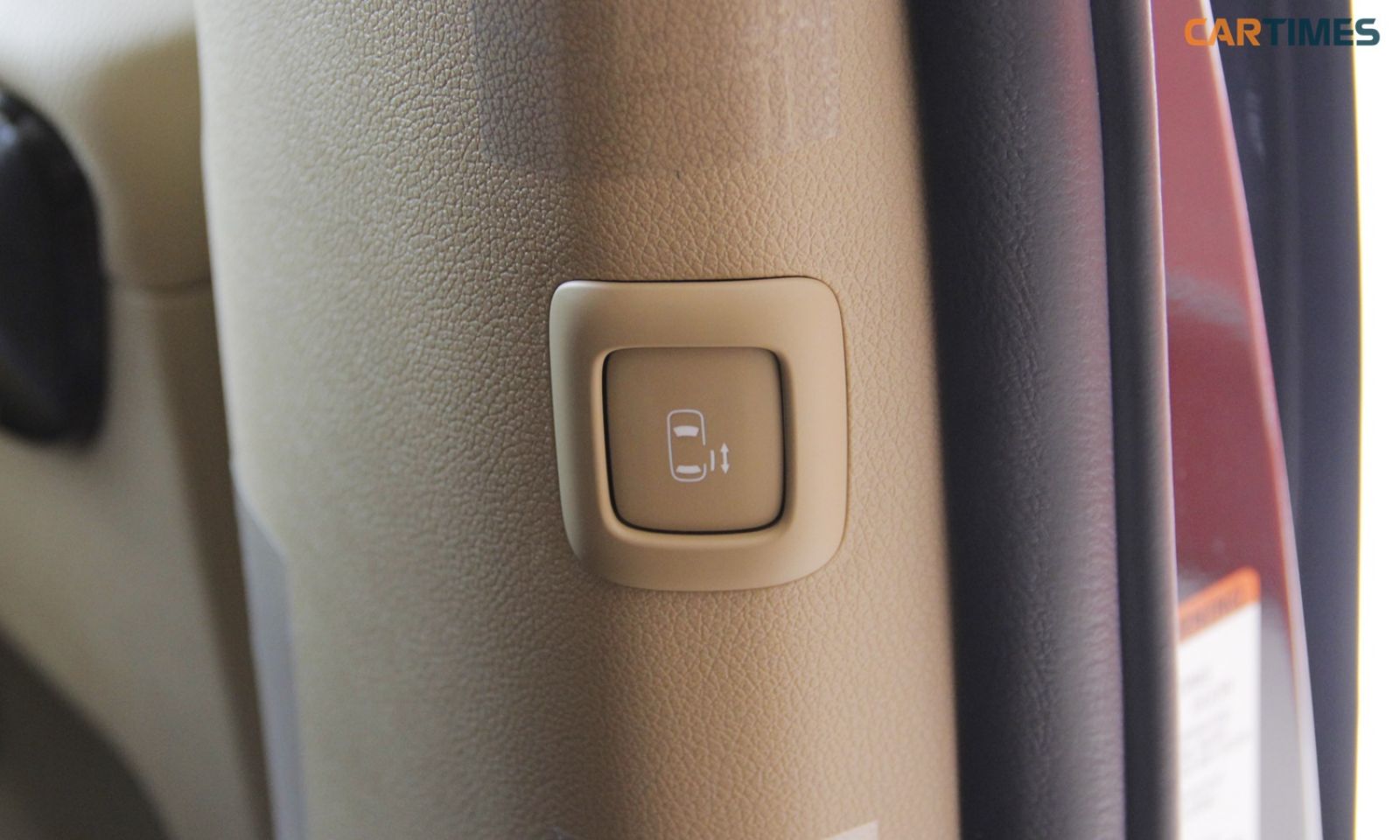 Nút bấm mở cửa trong xe Kia Sedona ở vị trí hàng ghế thứ 2