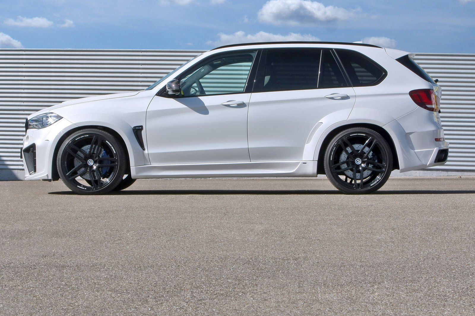 Thiết kế bên hông xe BMW X5 Typhoon