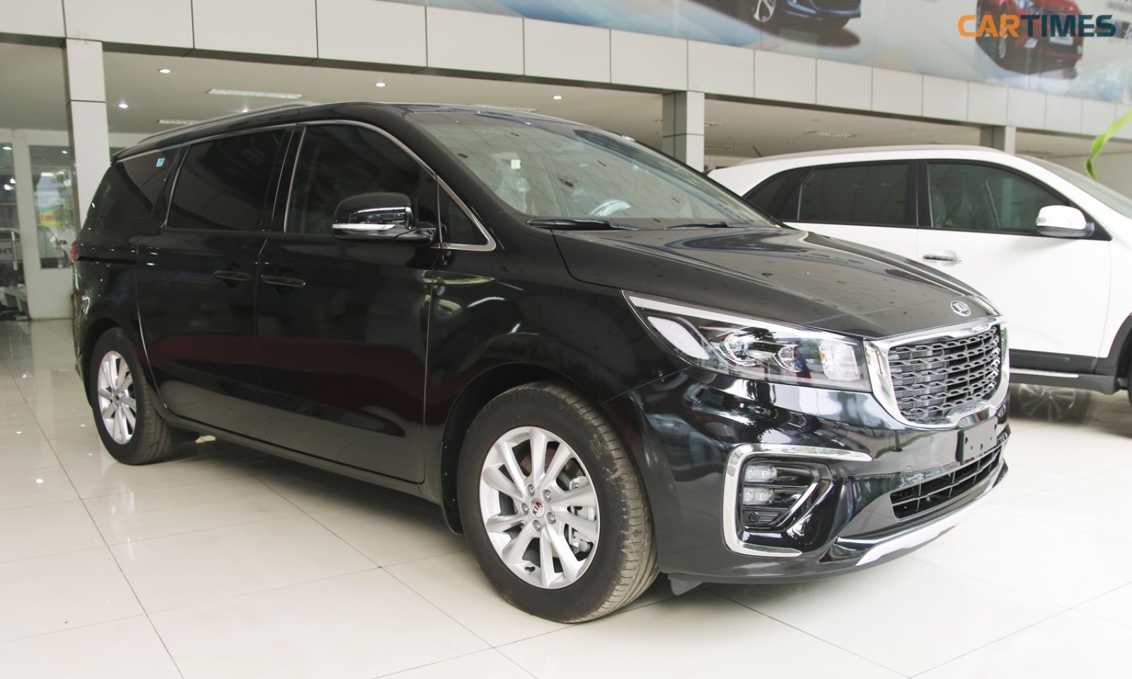 Xe sẽ được phân phối với 3 phiên bản tùy chọn kèm 6 lựa chọn màu sắc