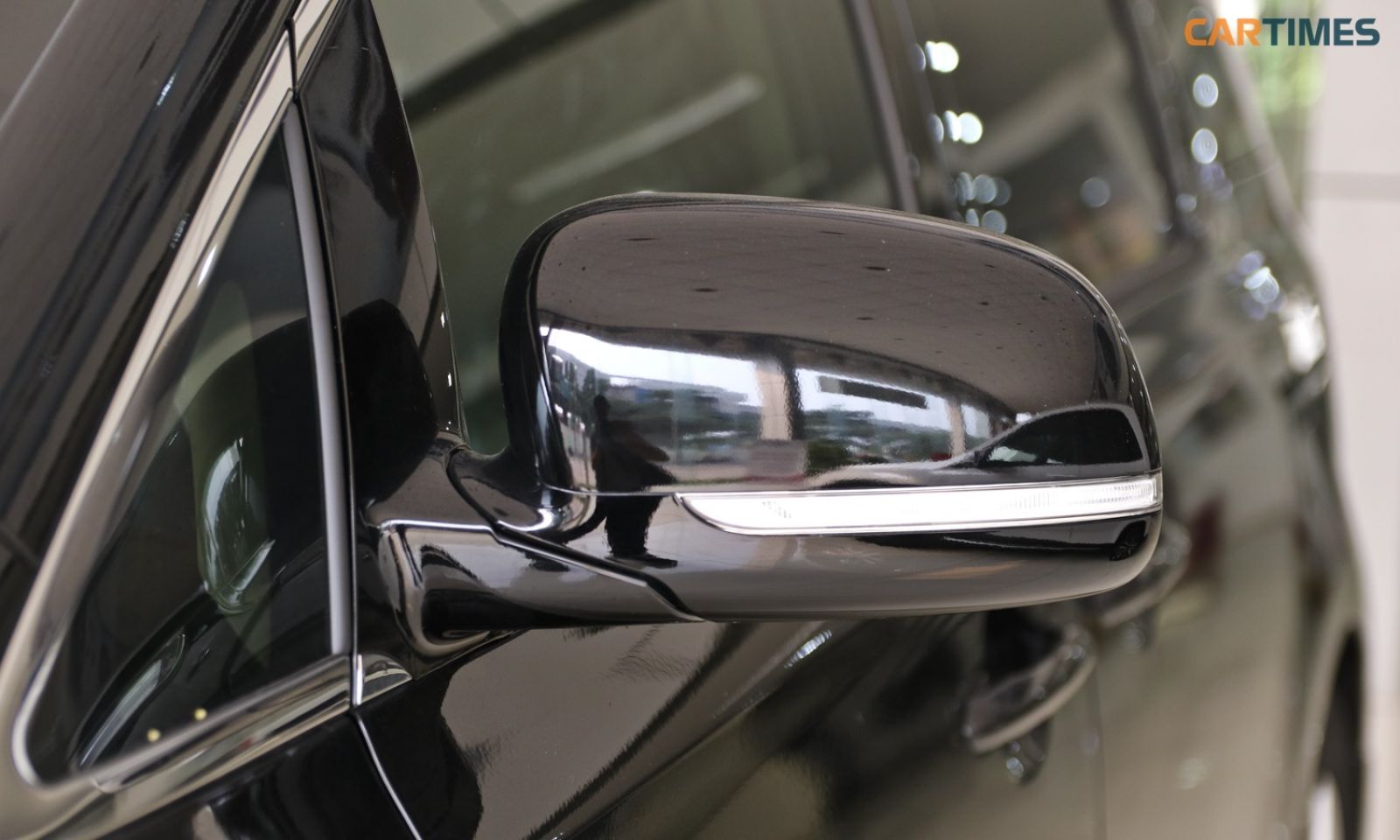 Gương chiếu hậu tích hợp chỉnh điện báo rẽ, có cảnh báo điểm mù của xe Kia Sedona 2019