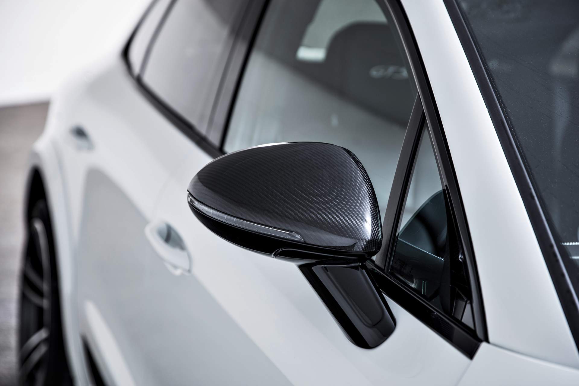 Gương chiếu hậu của xe bọc carbon
