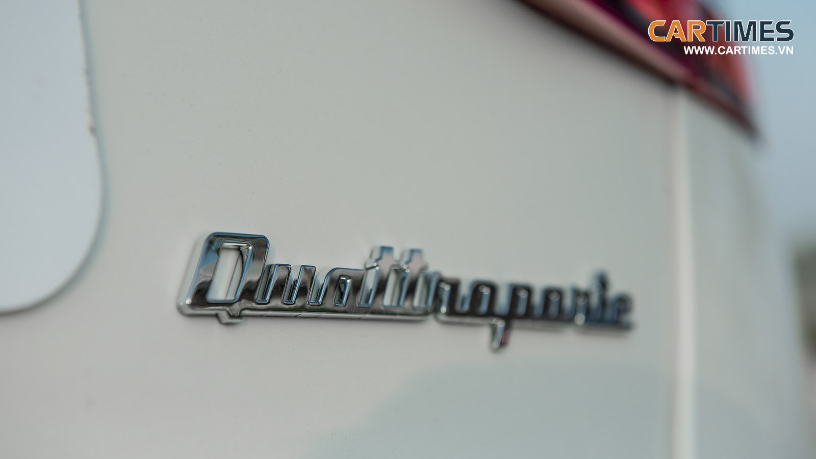 Logo Quattroporte đặt phía sau xe
