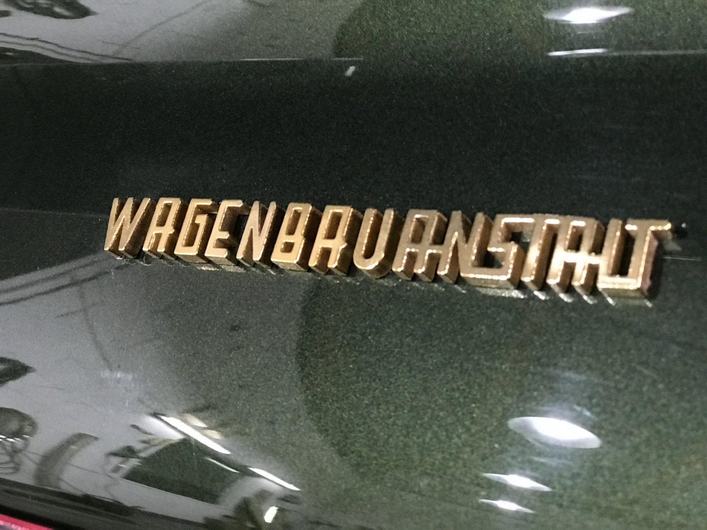 Logo Wagenbauanstalt được làm từ vàng 24 cara